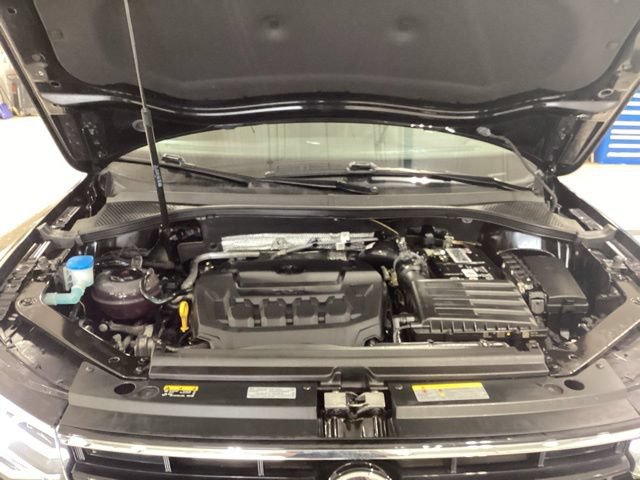 Certified 2023 Volkswagen Tiguan SE R-Line AWD/4WD image 18