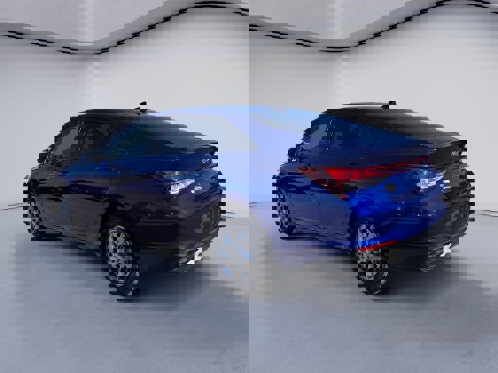 Used 2022 Hyundai Elantra SE image 3