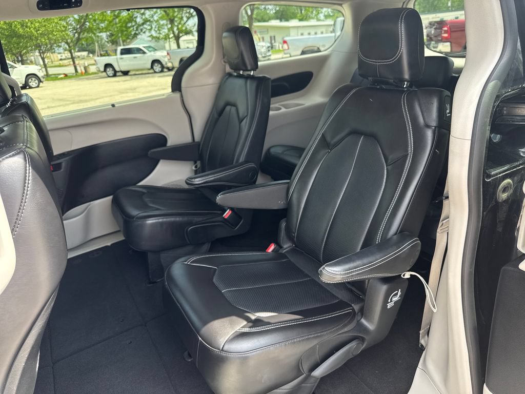 Certified 2023 Chrysler Pacifica Touring-L FWD image 32