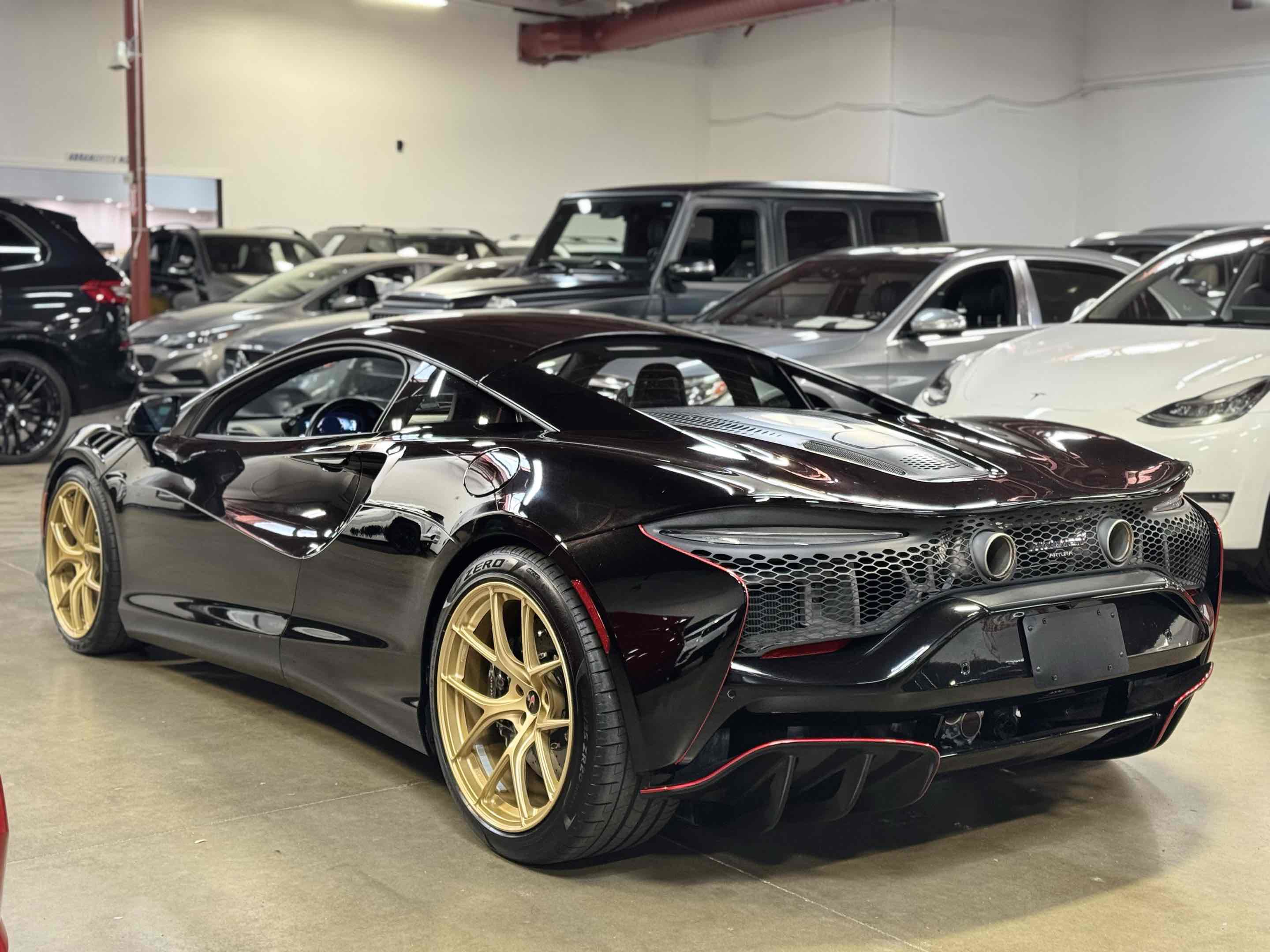 Used 2023 McLaren Artura image 2