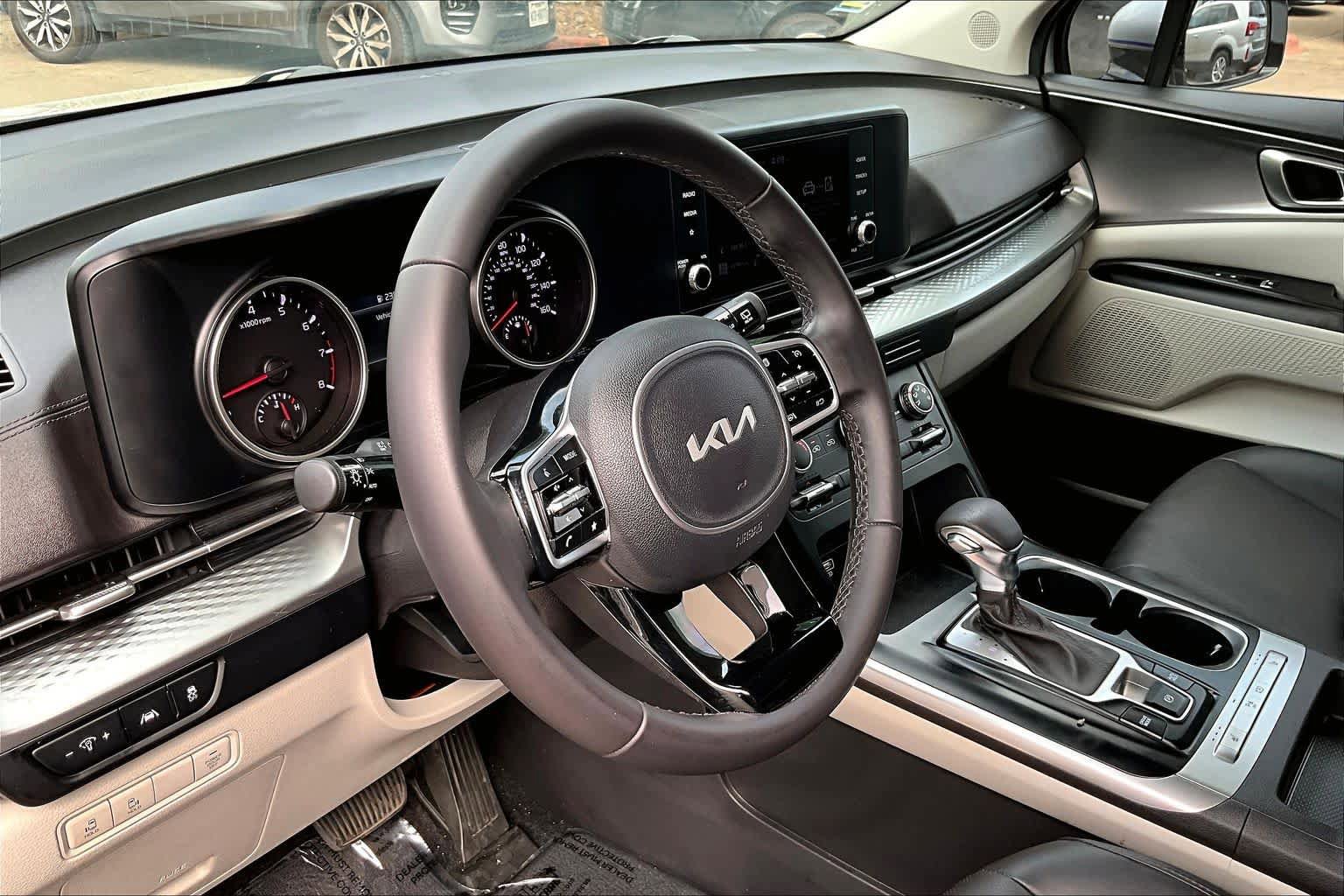Used 2023 Kia Carnival LX FWD image 17