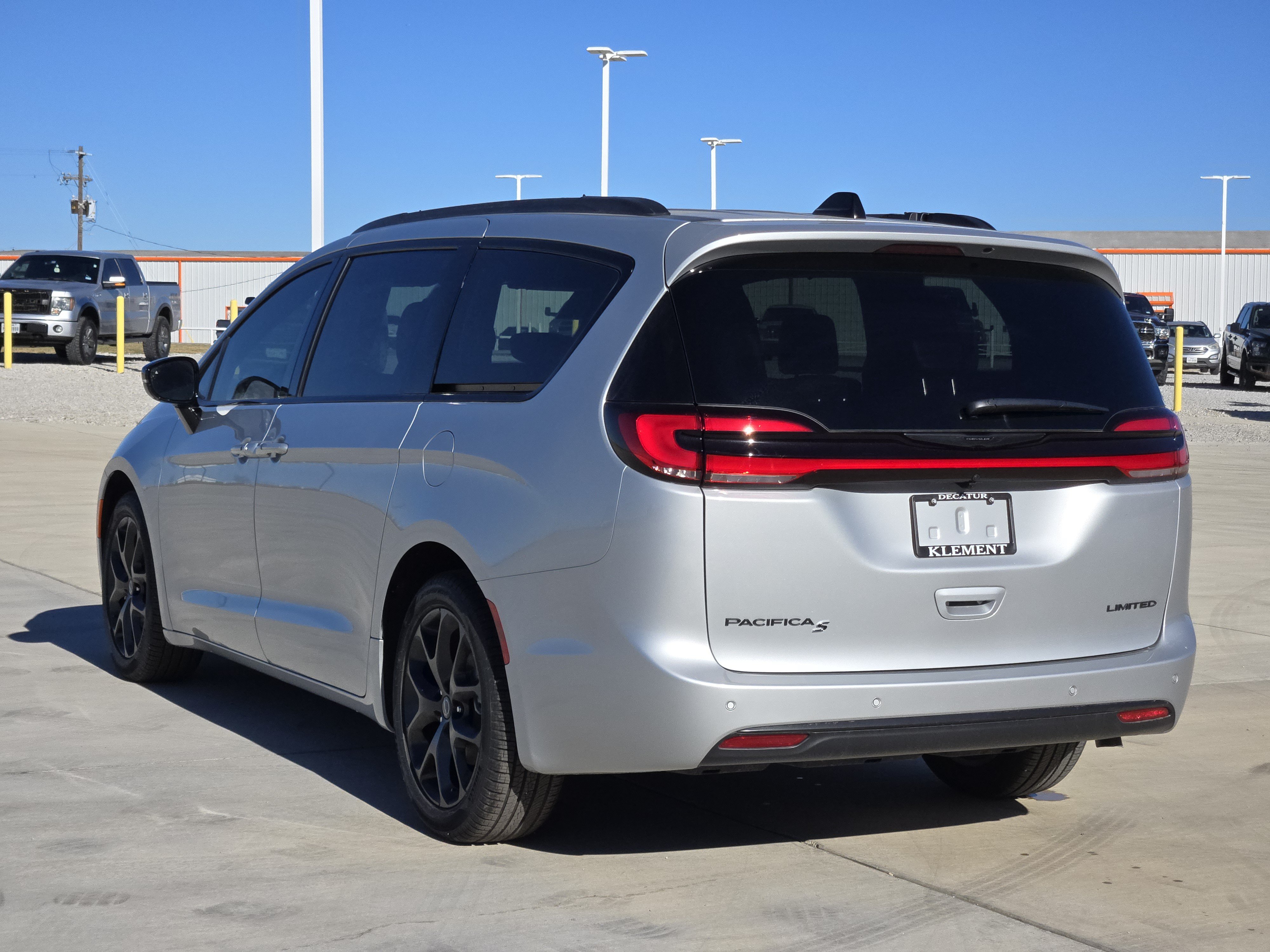 New 2026 Chrysler Pacifica Limited w/ S Appearance Package FWD image 3