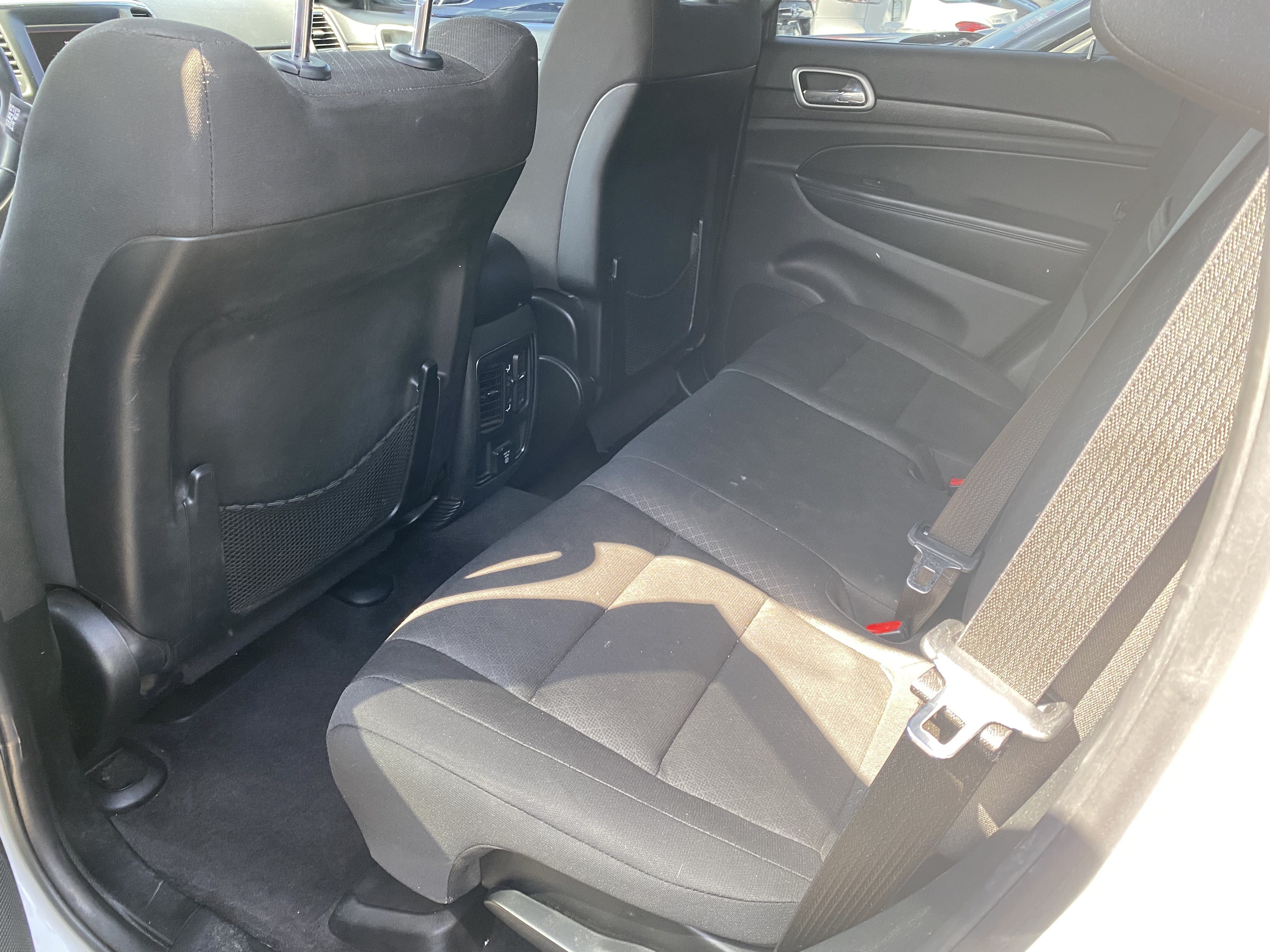 Used 2018 Jeep Grand Cherokee Laredo RWD image 15