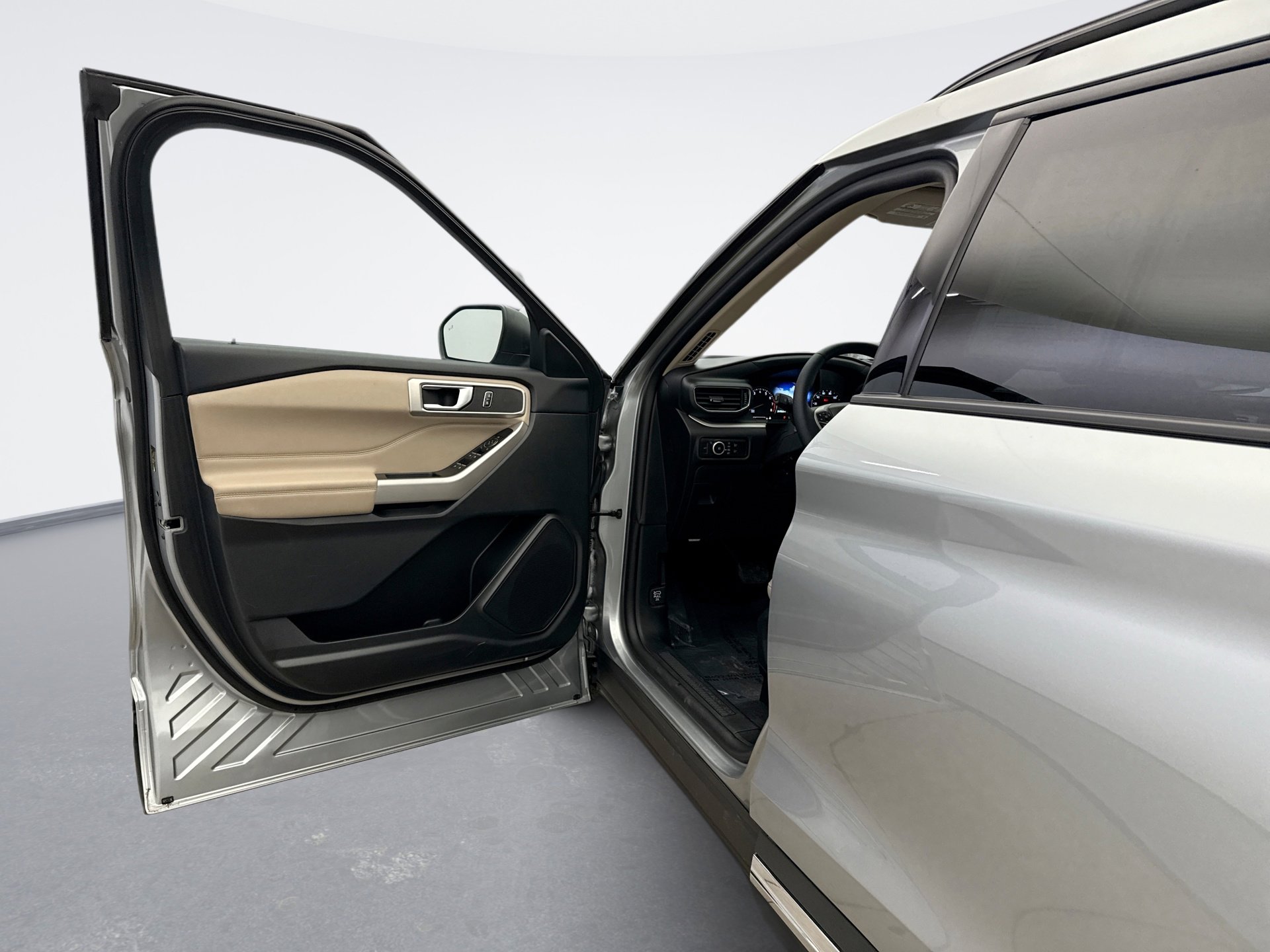 Used 2023 Ford Explorer XLT w/ Equipment Group 202A image 9