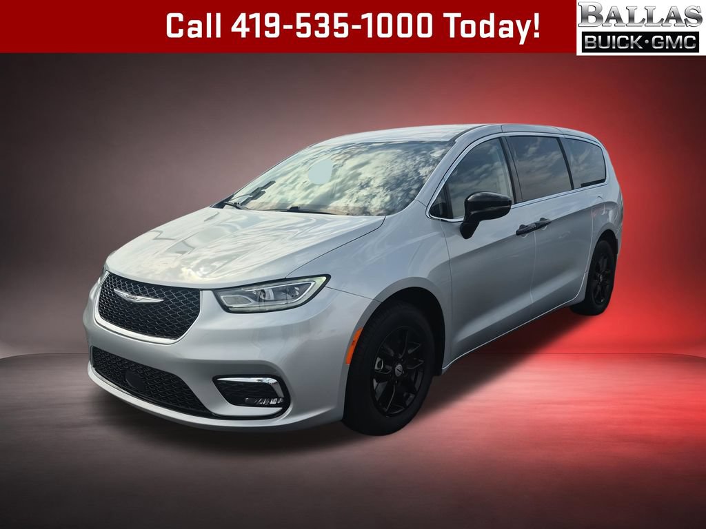 Used 2024 Chrysler Pacifica Touring-L FWD image 1