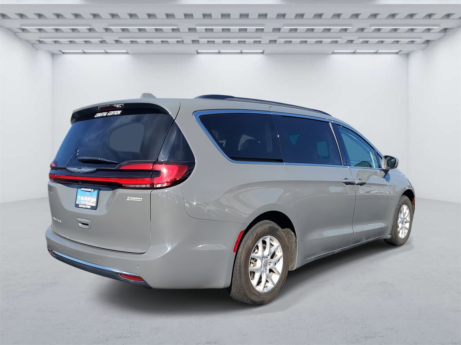 Used 2022 Chrysler Pacifica Touring-L image 4