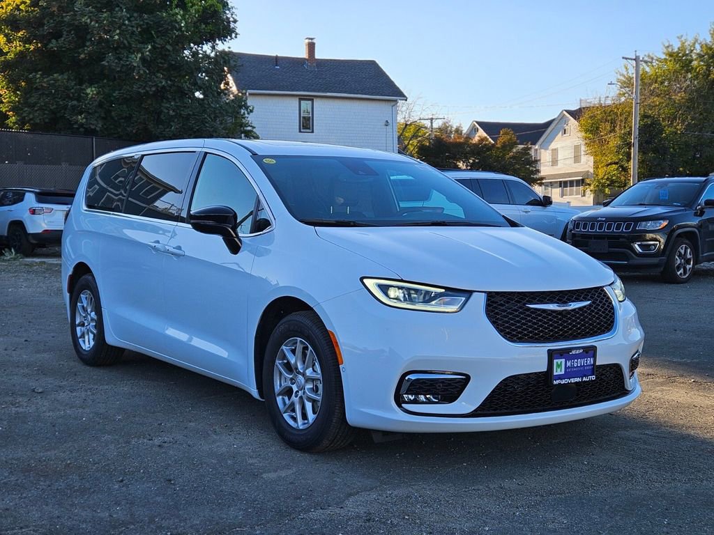 New 2026 Chrysler Pacifica Select image 7