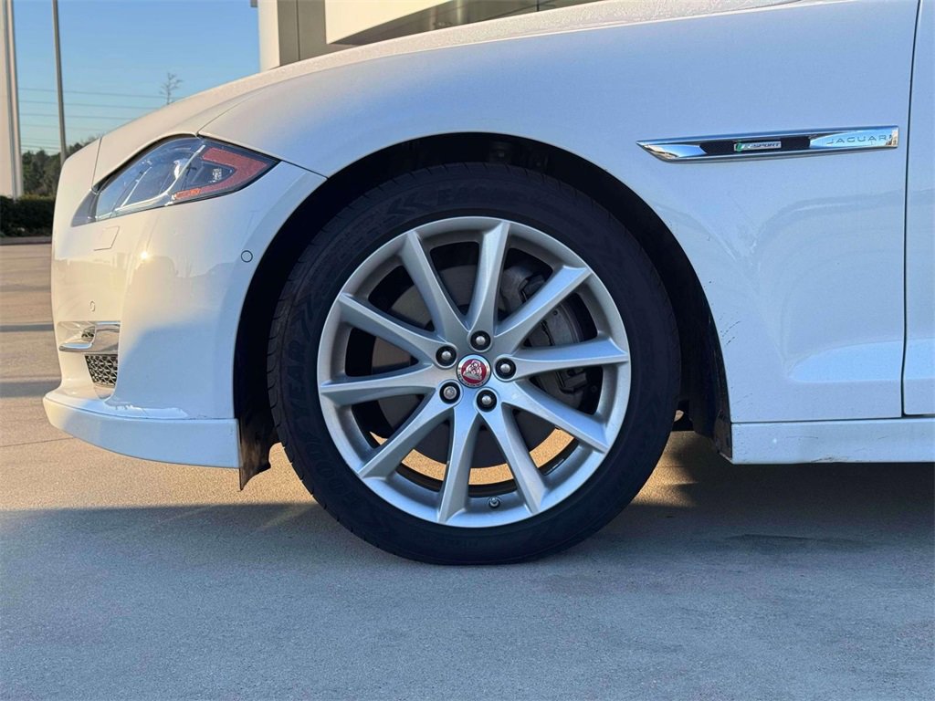 Used 2019 Jaguar XJ R-Sport image 5