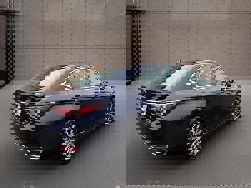 Used 2021 Lexus ES 300h w/ Accessory Package image 4