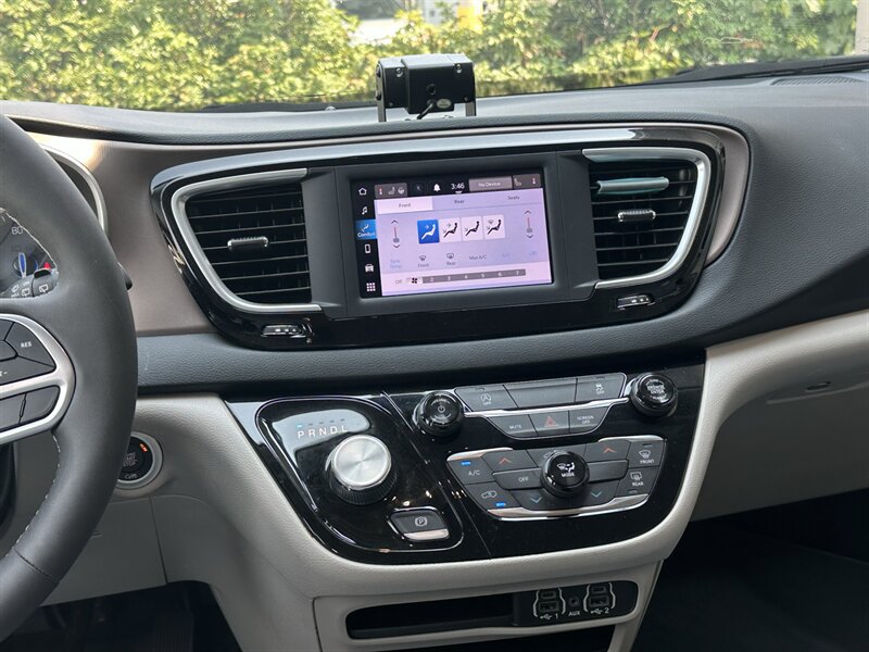 Used 2022 Chrysler Voyager LX FWD image 41