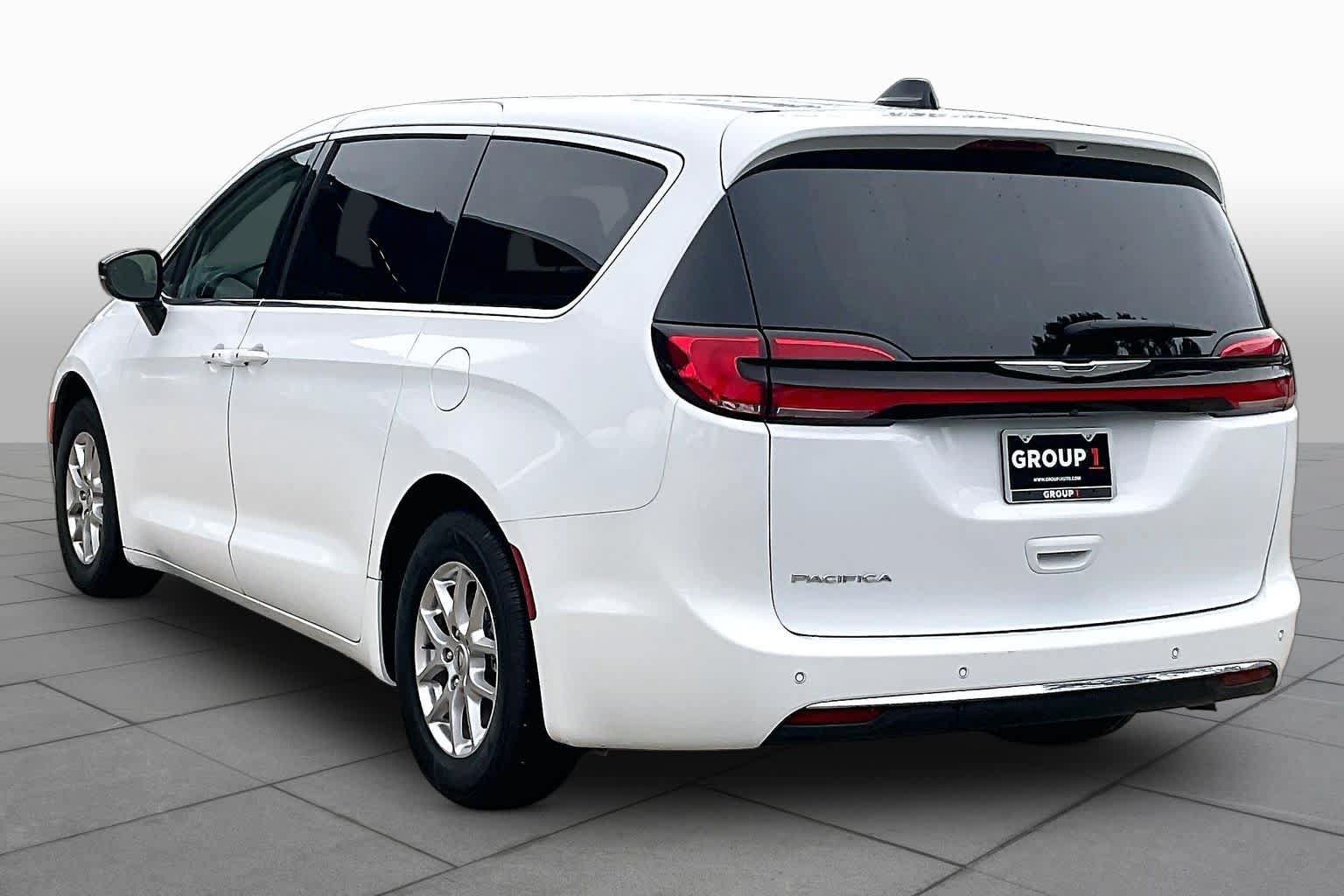 Used 2024 Chrysler Pacifica Touring-L FWD image 12