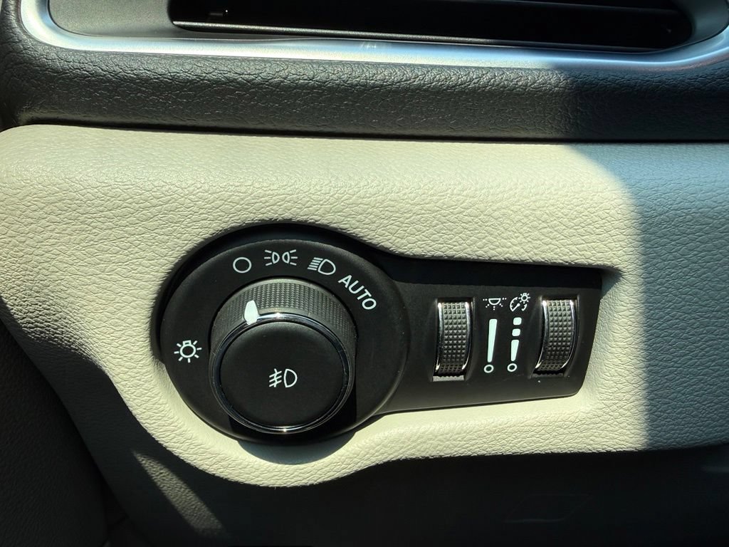 Used 2021 Chrysler Pacifica Limited w/ Premium & Safety Sphere Group FWD image 26