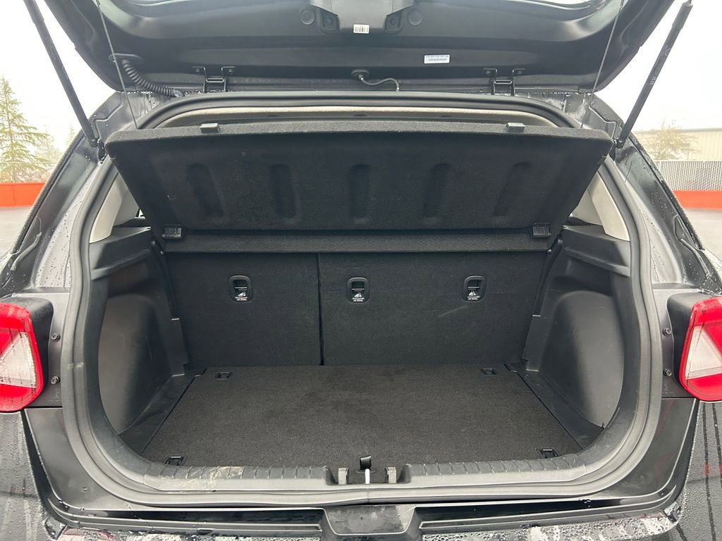 Certified 2025 Hyundai Venue SEL image 24