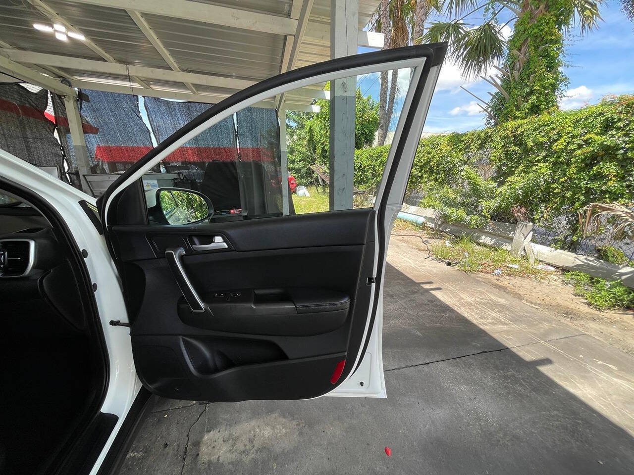 Used 2020 Kia Sportage LX AWD/4WD image 3