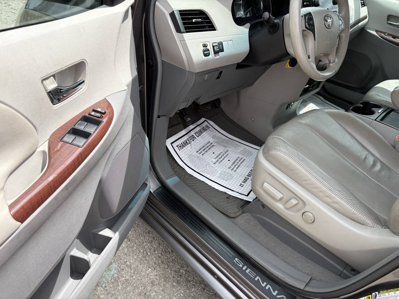 Used 2011 Toyota Sienna XLE w/ Entertainment Pkg FWD image 24