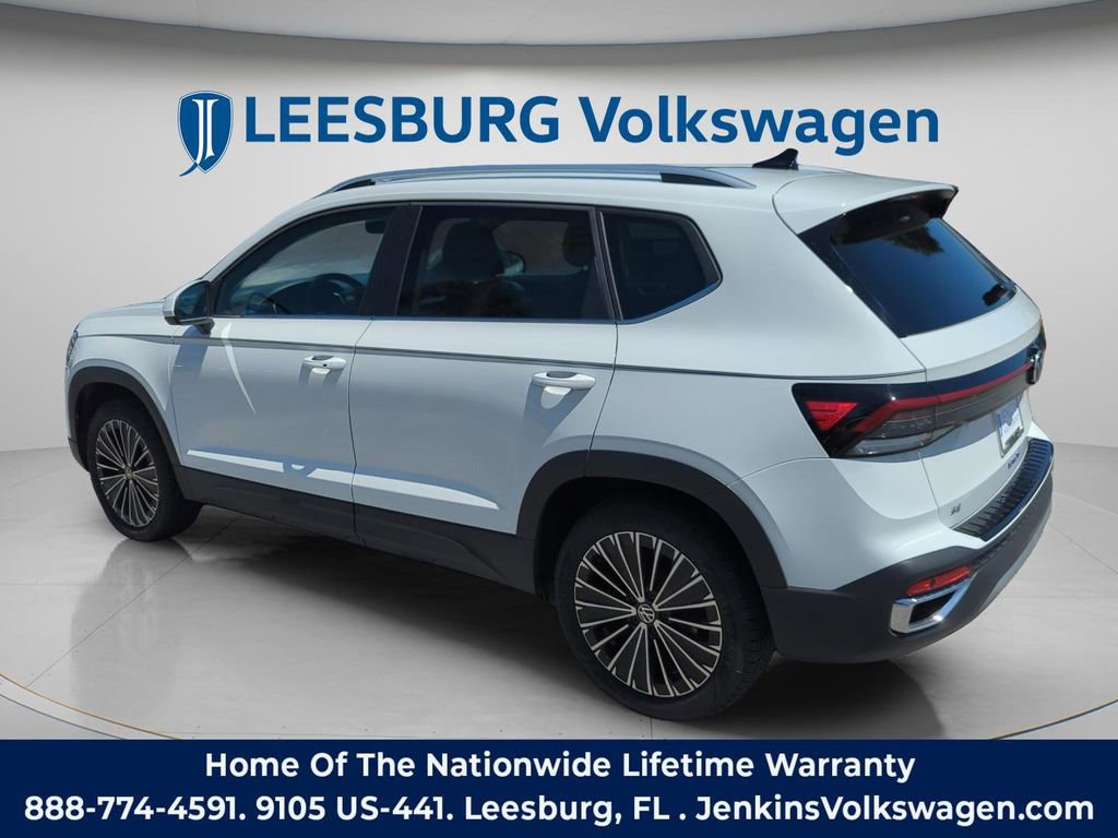Used 2025 Volkswagen Taos SE w/ Panoramic Sunroof Package FWD image 9