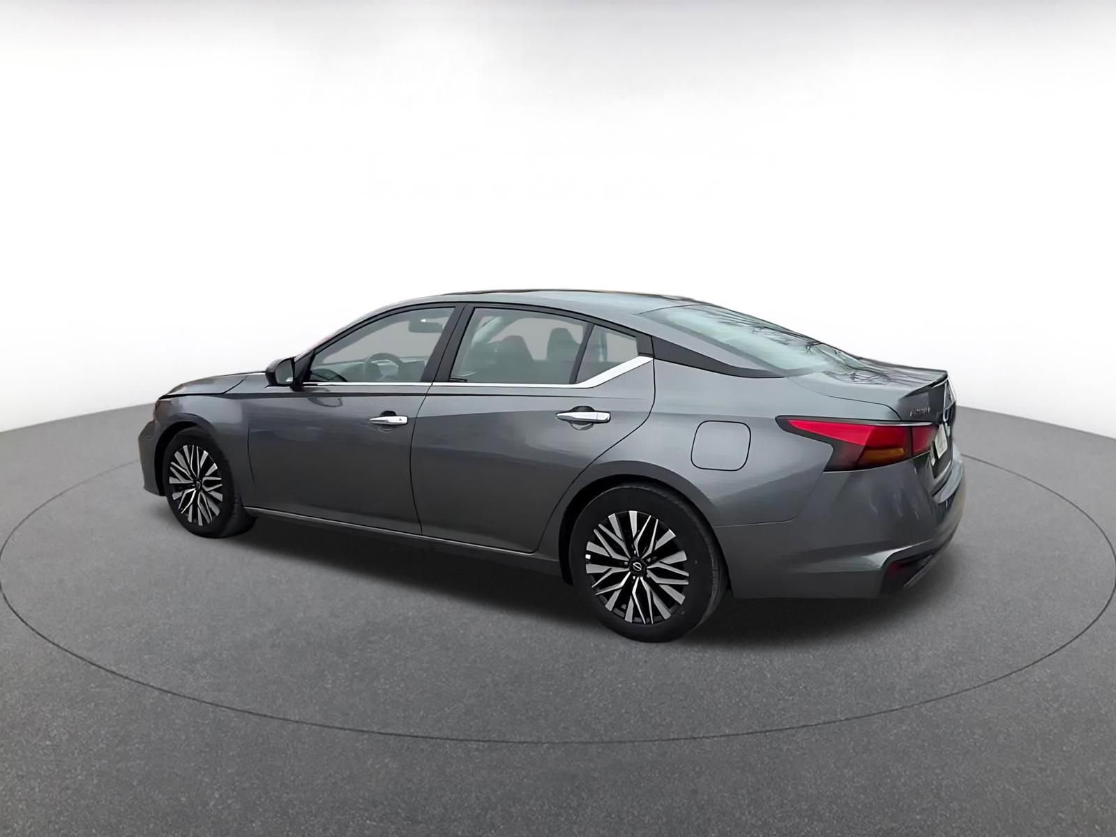 Used 2025 Nissan Altima 2.5 SV image 10