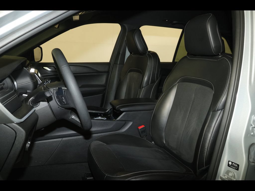 Used 2023 Jeep Grand Cherokee Altitude AWD/4WD image 21