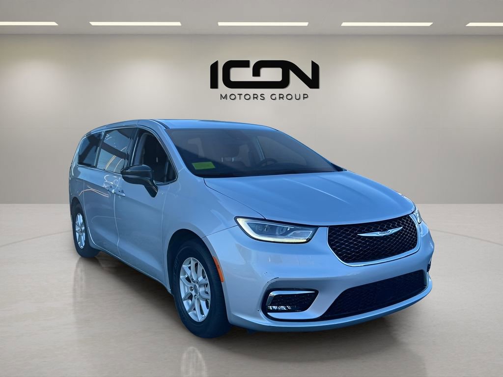 Used 2024 Chrysler Pacifica Touring-L image 7