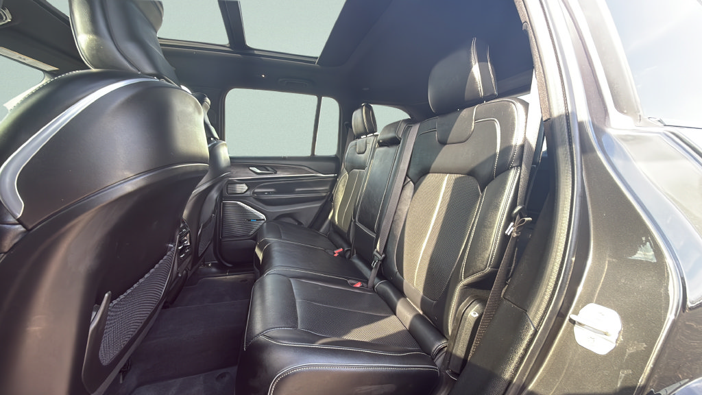 Used 2022 Jeep Grand Cherokee Overland w/ Luxury Tech Group IV AWD/4WD image 9