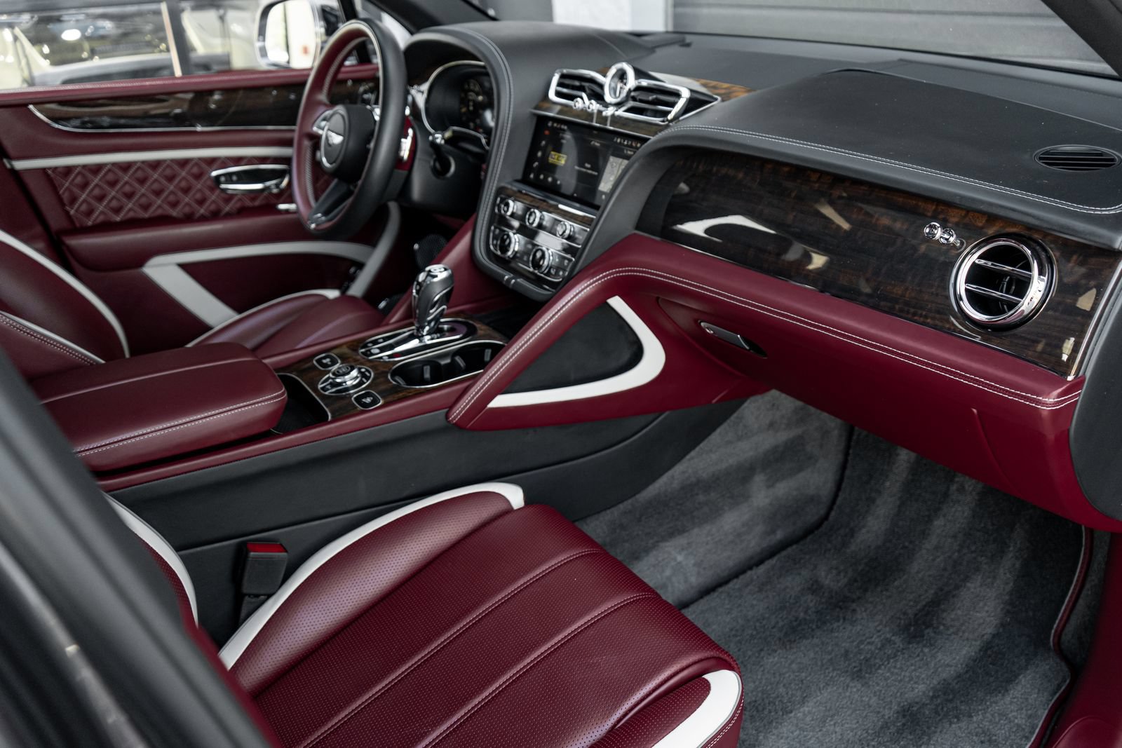 Certified 2024 Bentley Bentayga AWD/4WD image 2