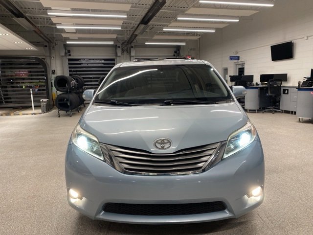 Used 2017 Toyota Sienna Limited image 2