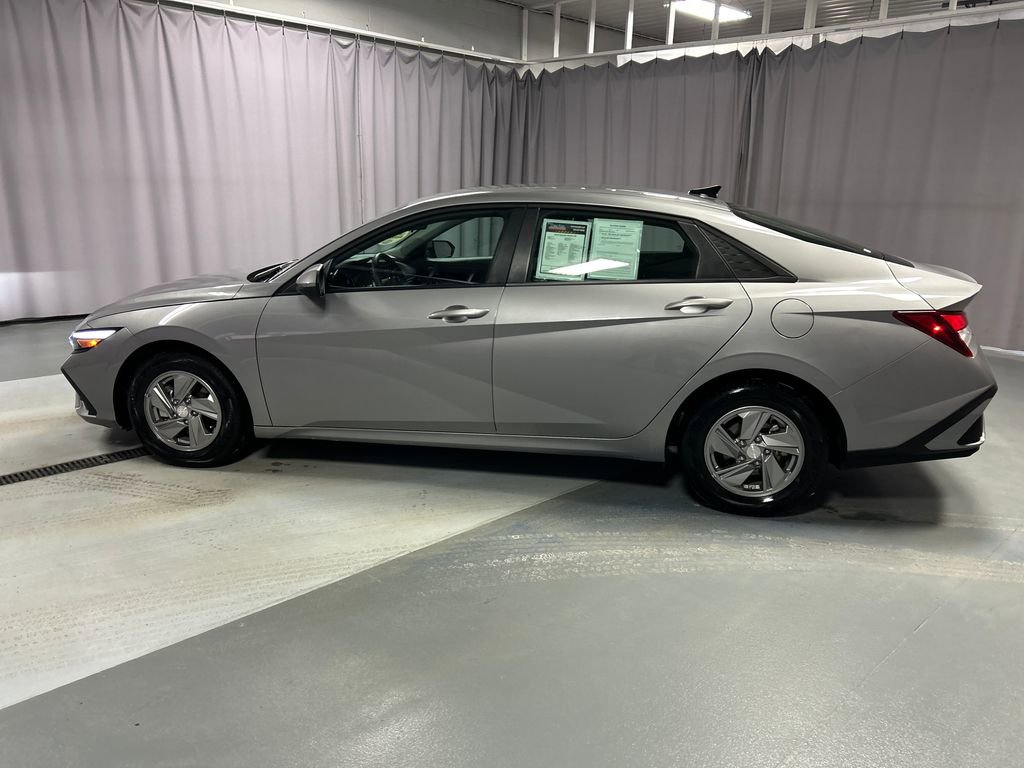 Used 2025 Hyundai Elantra SE image 4