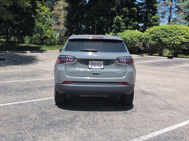 Used 2024 Jeep Compass Latitude w/ Convenience Group AWD/4WD image 4