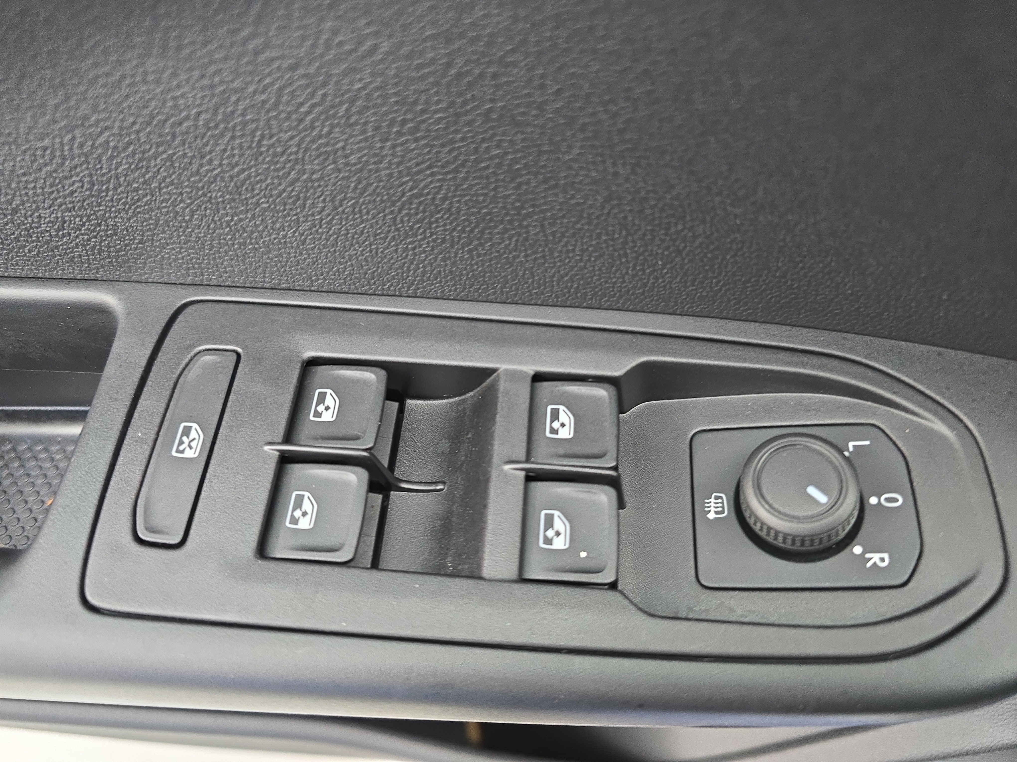 Certified 2022 Volkswagen Taos SEL w/ Panoramic Sunroof Package image 27