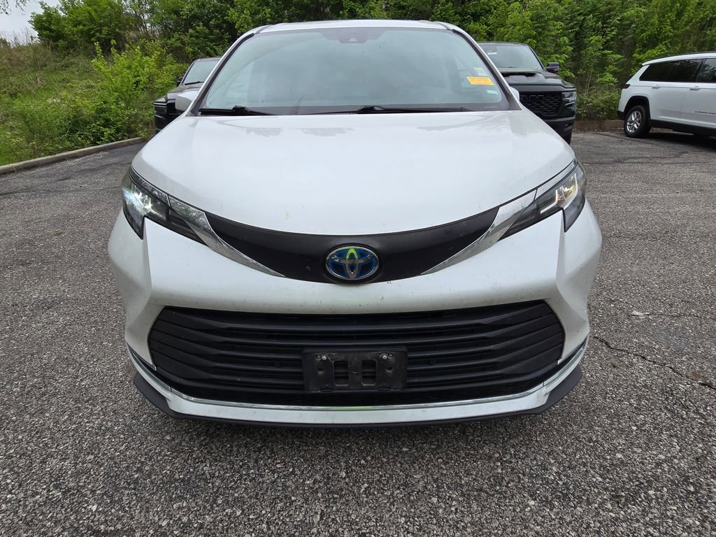 Used 2023 Toyota Sienna XLE FWD image 12