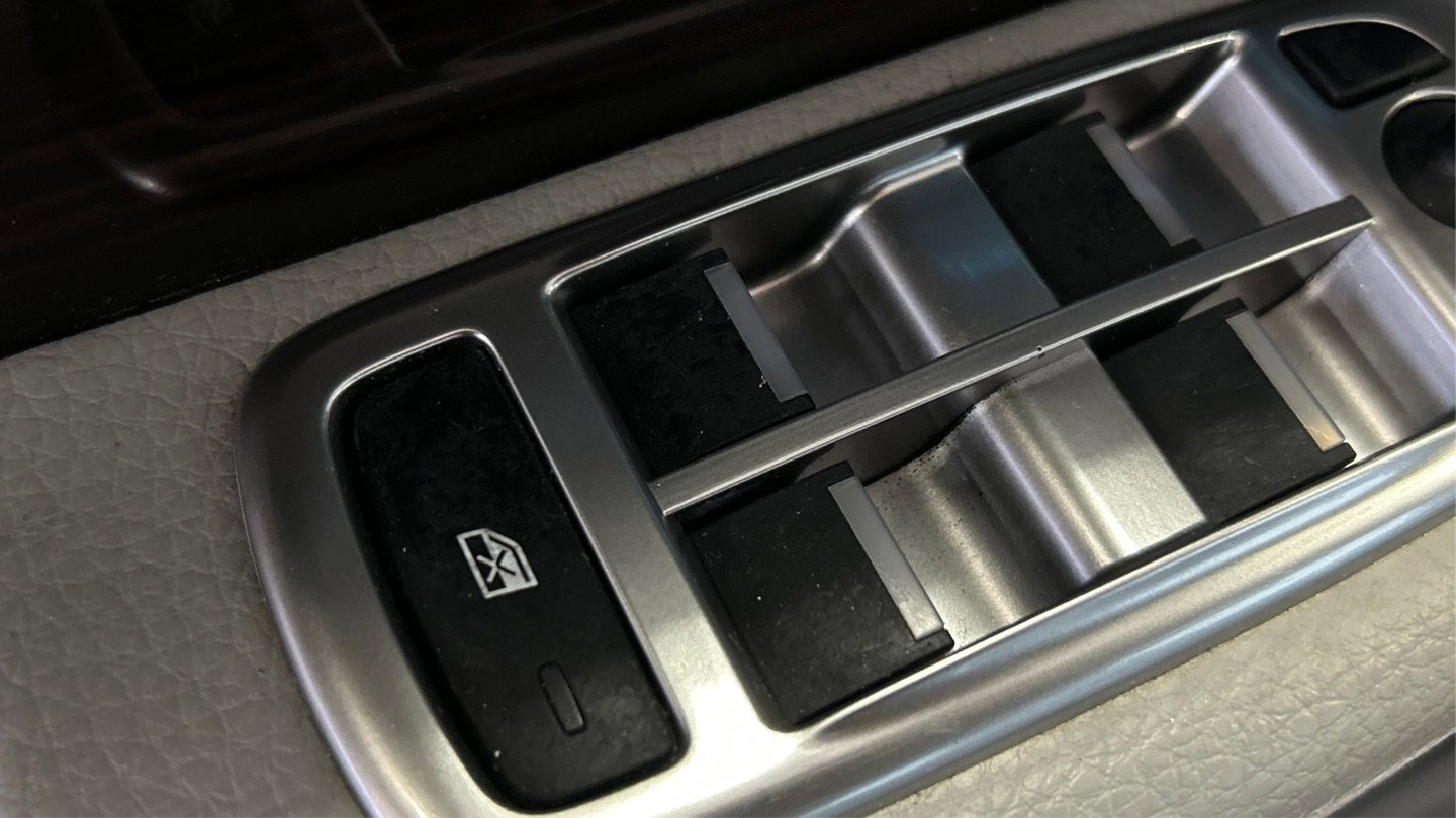 Used 2013 Jaguar XF 3.0 image 41