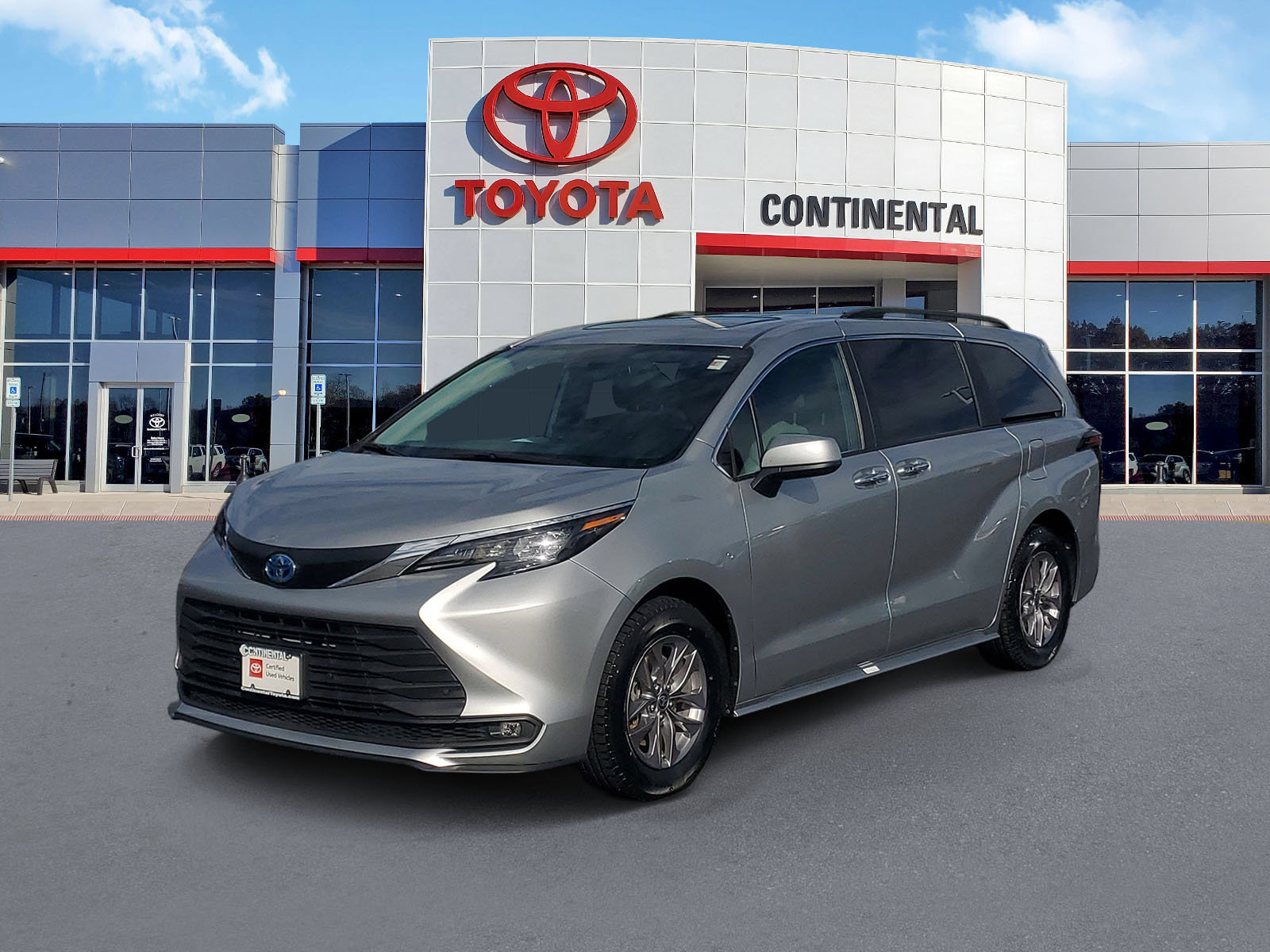 Certified 2025 Toyota Sienna XLE FWD image 3