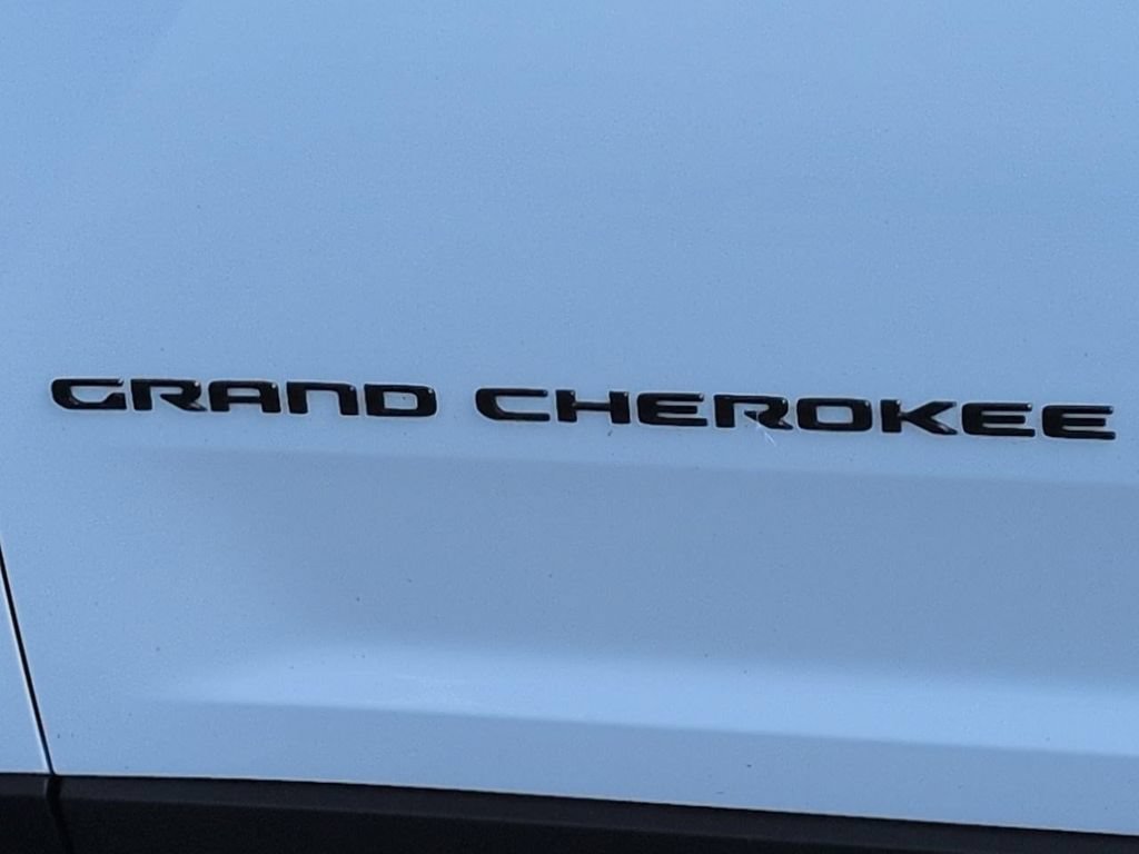Used 2022 Jeep Grand Cherokee Altitude AWD/4WD image 26