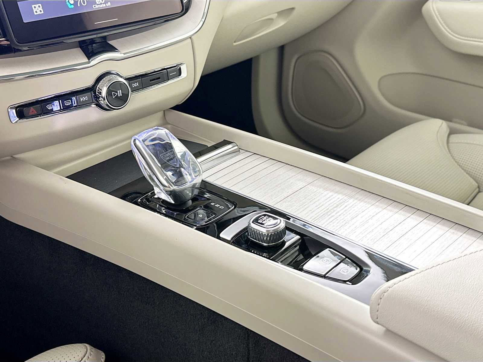 New 2026 Volvo XC60 T8 Ultra w/ Protection Package Premier image 16