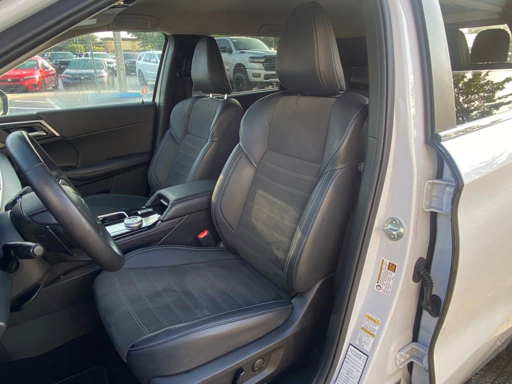 Used 2025 Mitsubishi Outlander SE FWD image 15