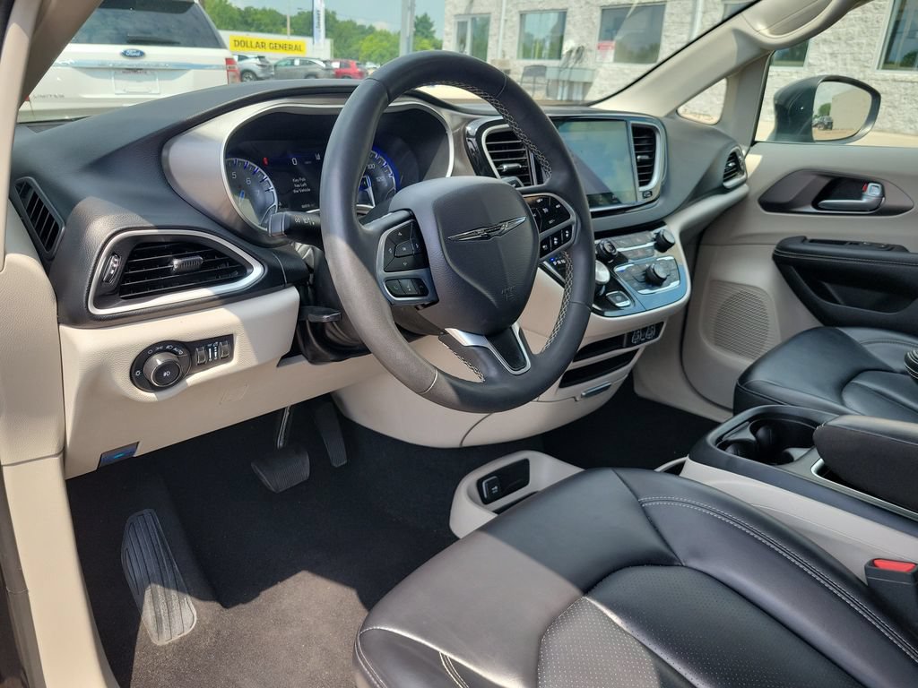Used 2023 Chrysler Pacifica Touring-L FWD image 20
