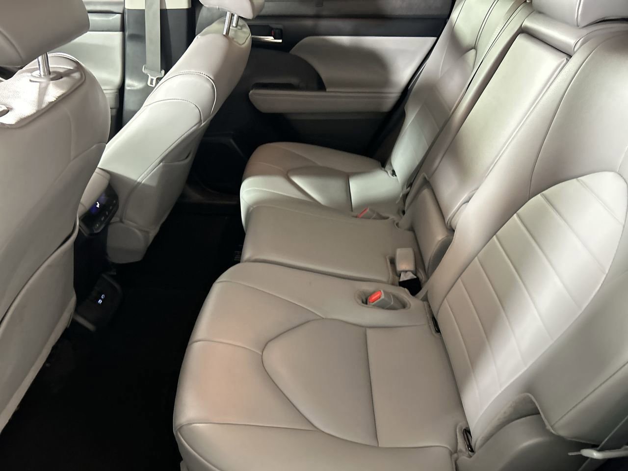 Used 2025 Toyota Highlander XLE image 24