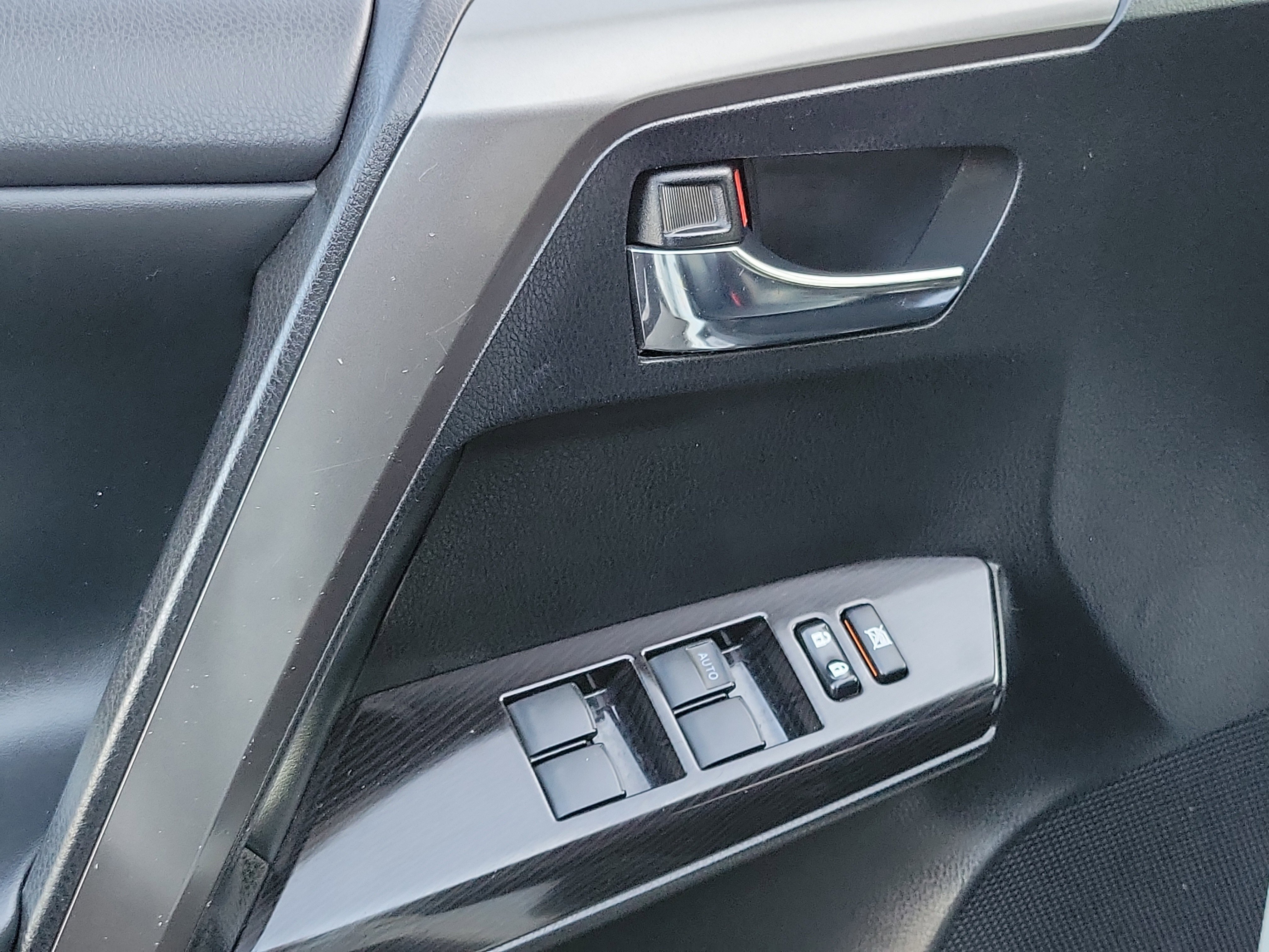 Used 2018 Toyota RAV4 SE w/ Power Extra Value Package FWD image 20
