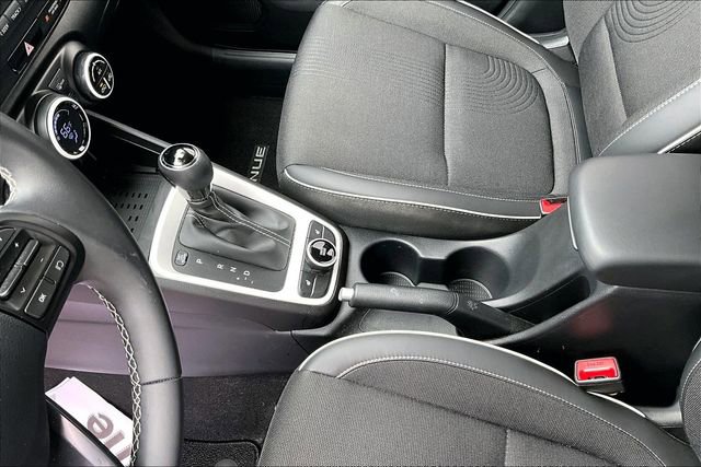 Used 2024 Hyundai Venue Limited FWD image 18