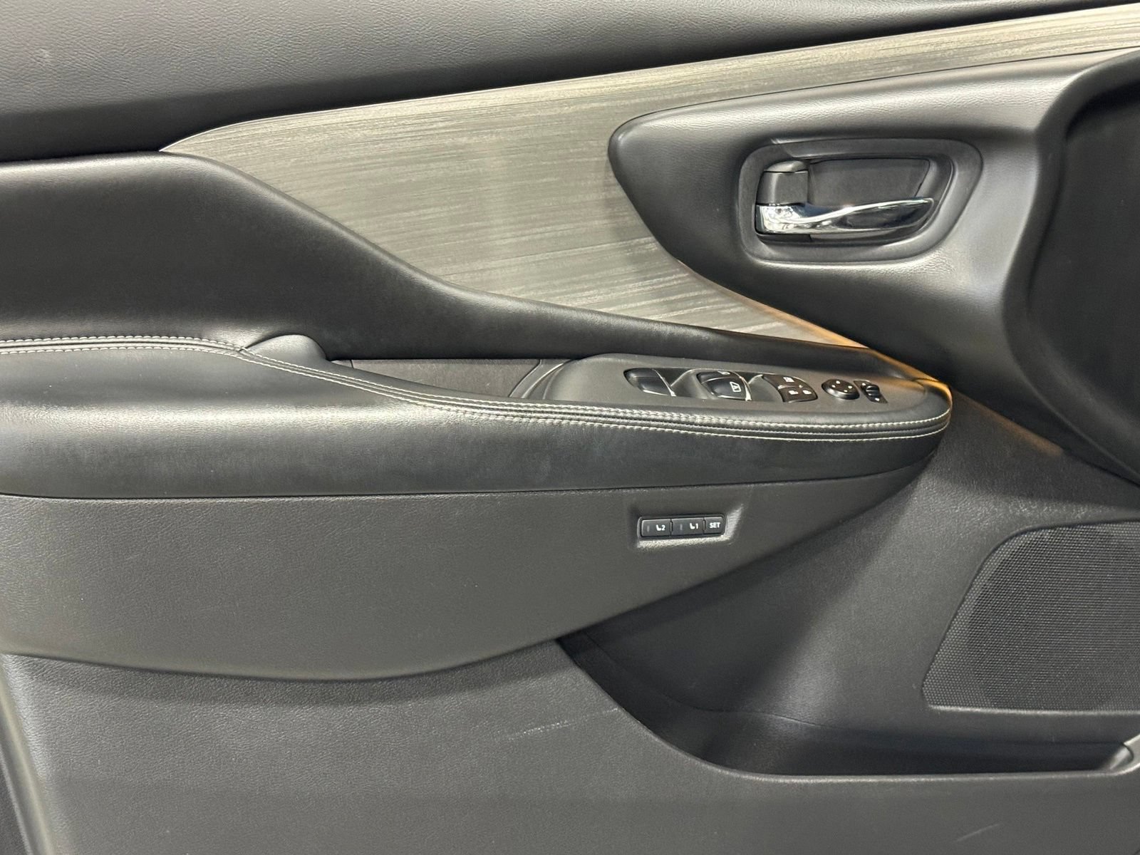 Used 2017 Nissan Murano Platinum w/ Platinum Technology Package FWD image 13