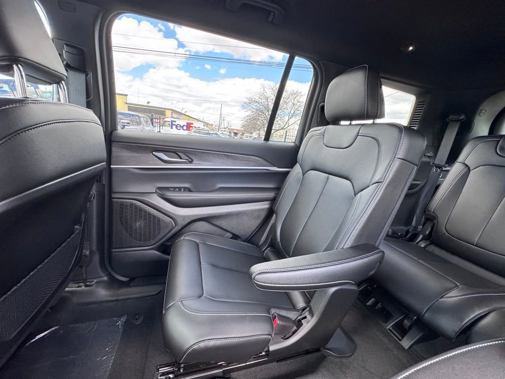 Used 2025 Jeep Grand Cherokee L Limited w/ Black Appearance Package AWD/4WD image 16