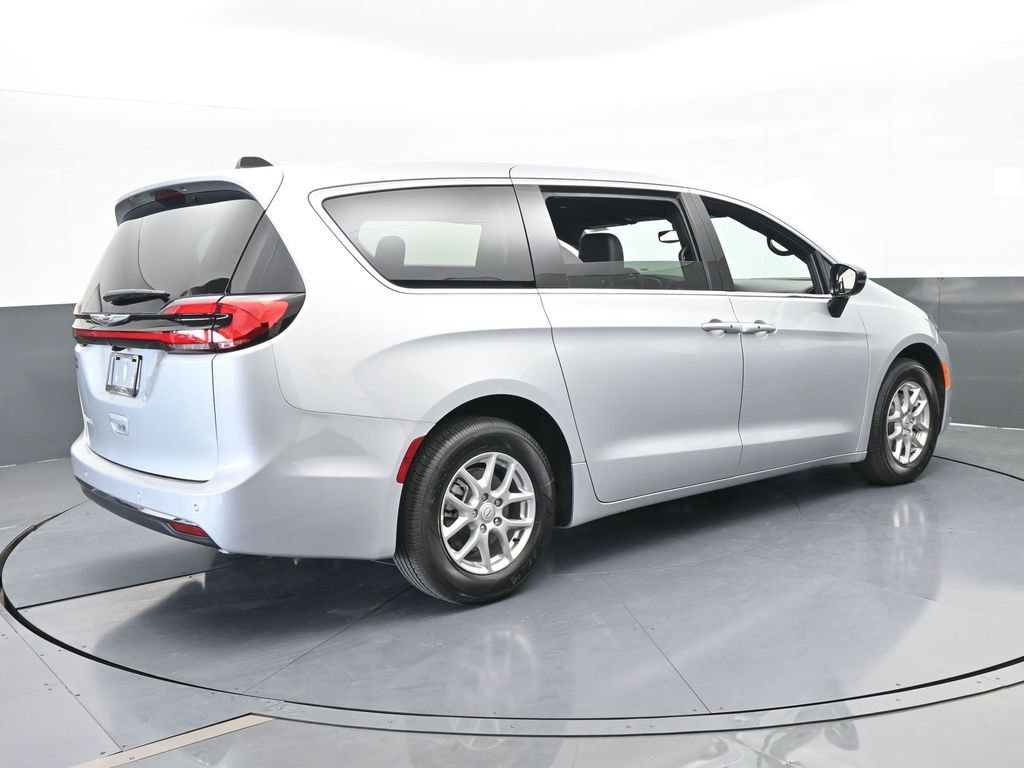 New 2026 Chrysler Pacifica Select image 6