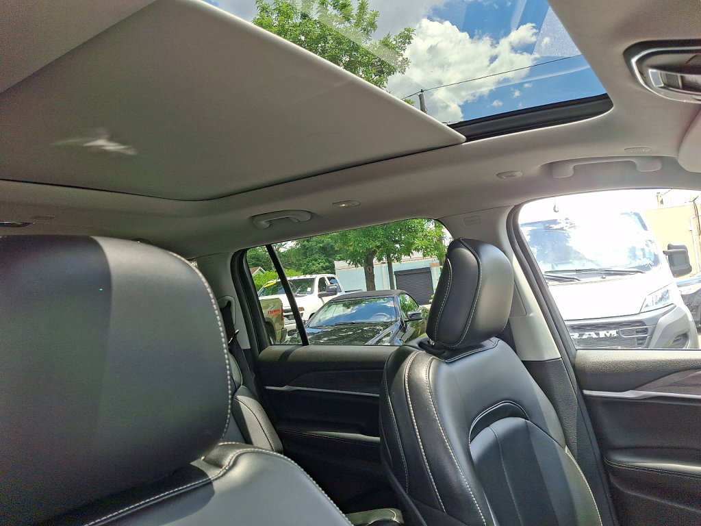 Used 2023 Jeep Grand Cherokee L Limited AWD/4WD image 17