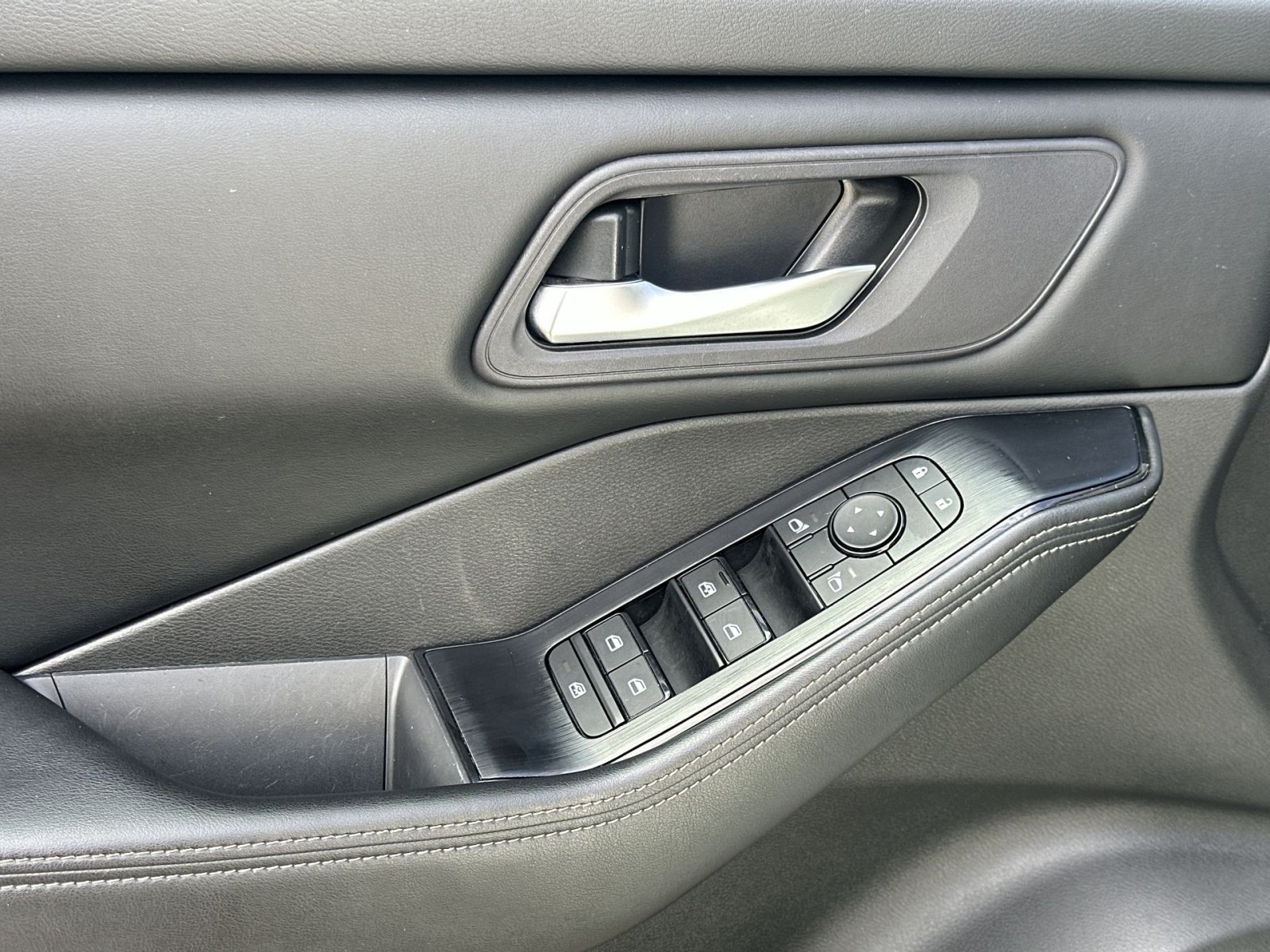 Used 2024 Nissan Rogue SV FWD image 16