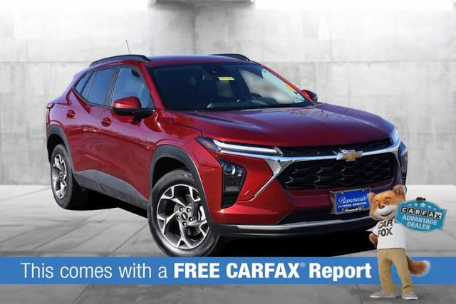 Used 2025 Chevrolet Trax LT w/ LT Convenience Package image 2