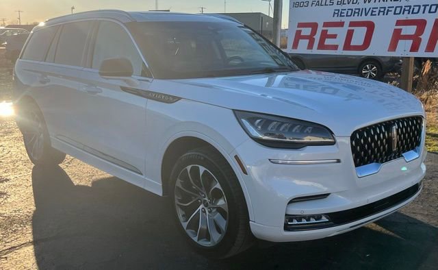 Used 2022 Lincoln Aviator Grand Touring w/ Elements Package Plus image 2