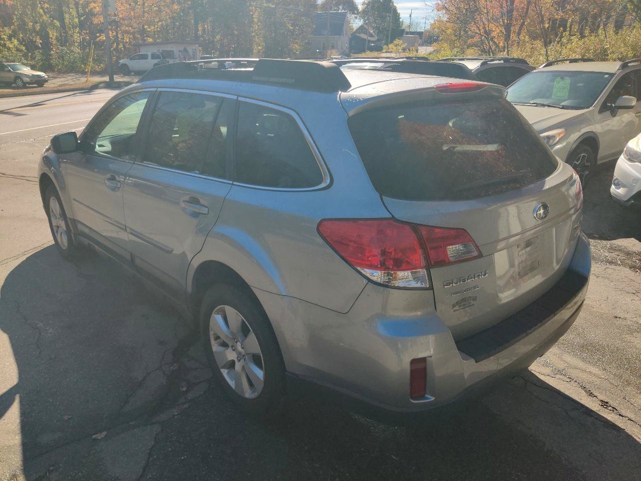 Used 2011 Subaru Outback 2.5i Premium w/ All-Weather Pkg AWD/4WD image 4