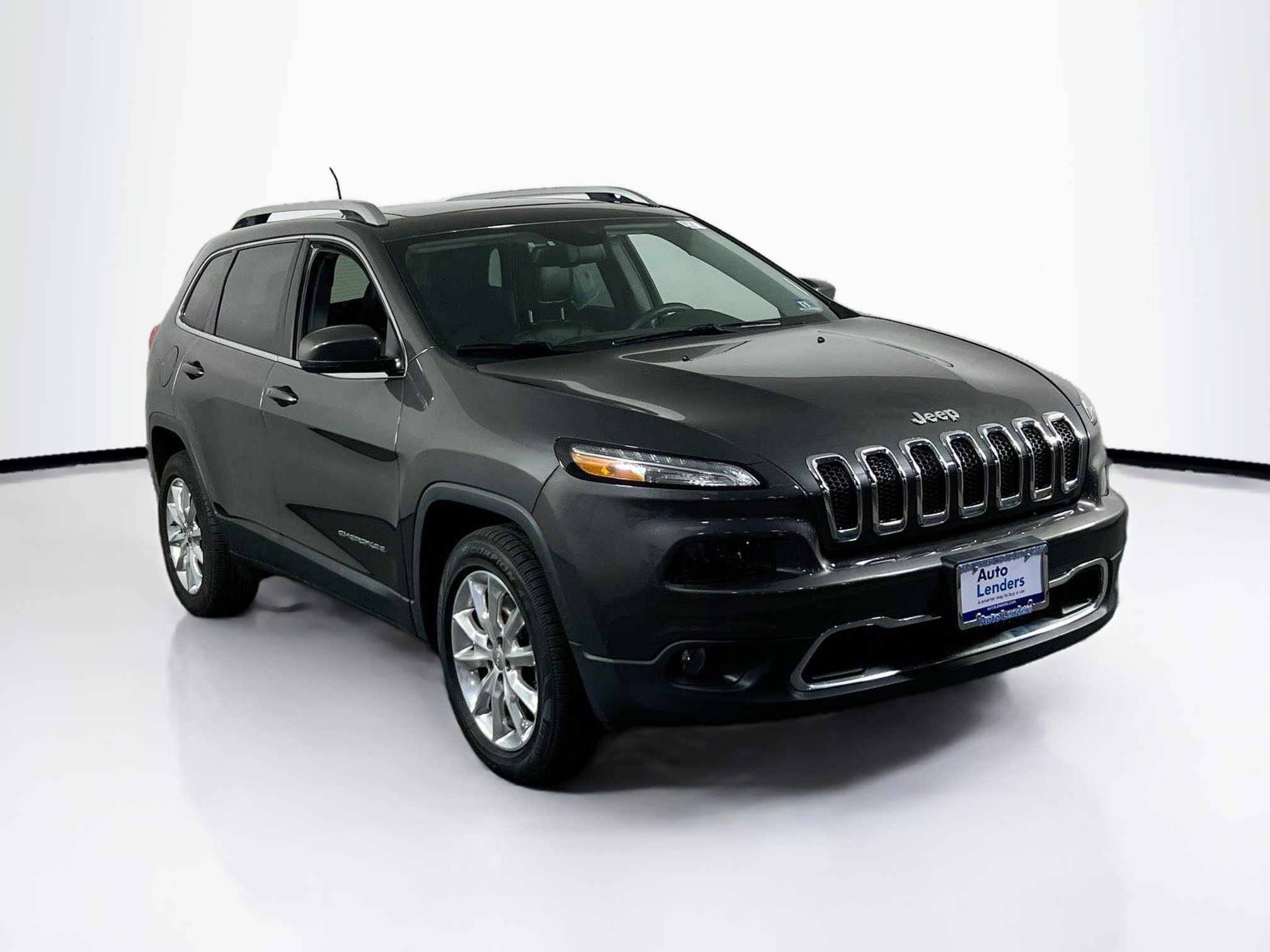 Used 2017 Jeep Cherokee Limited w/ Luxury Group AWD/4WD image 3