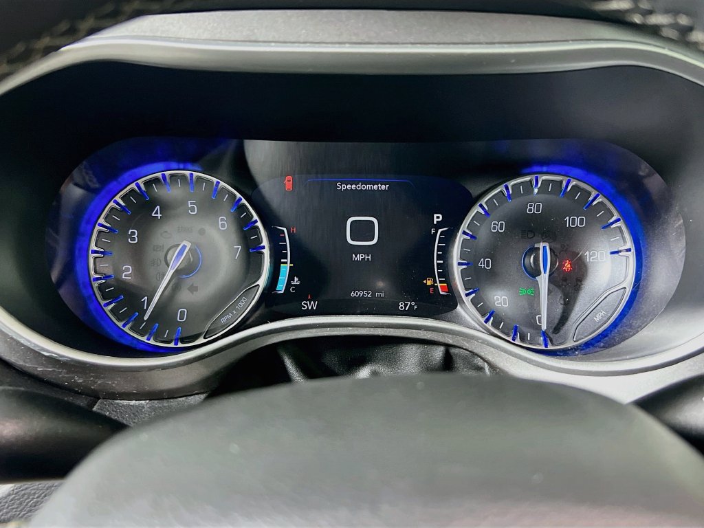 Used 2023 Chrysler Pacifica Touring-L FWD image 21