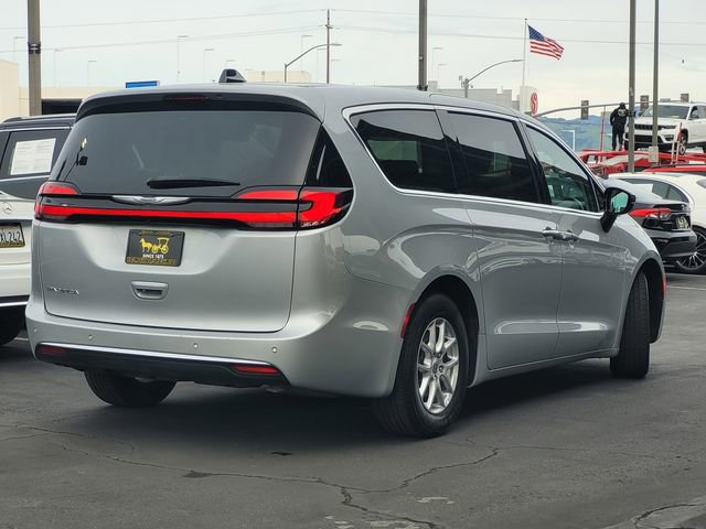 Used 2024 Chrysler Pacifica Touring-L image 4